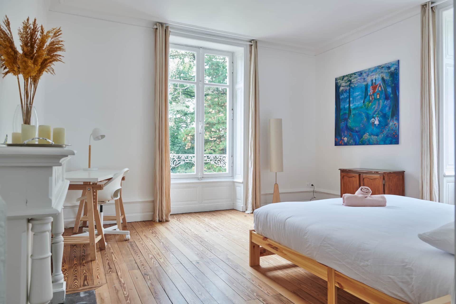 Chambre spacieuse avec lit king size et salle de bain privée