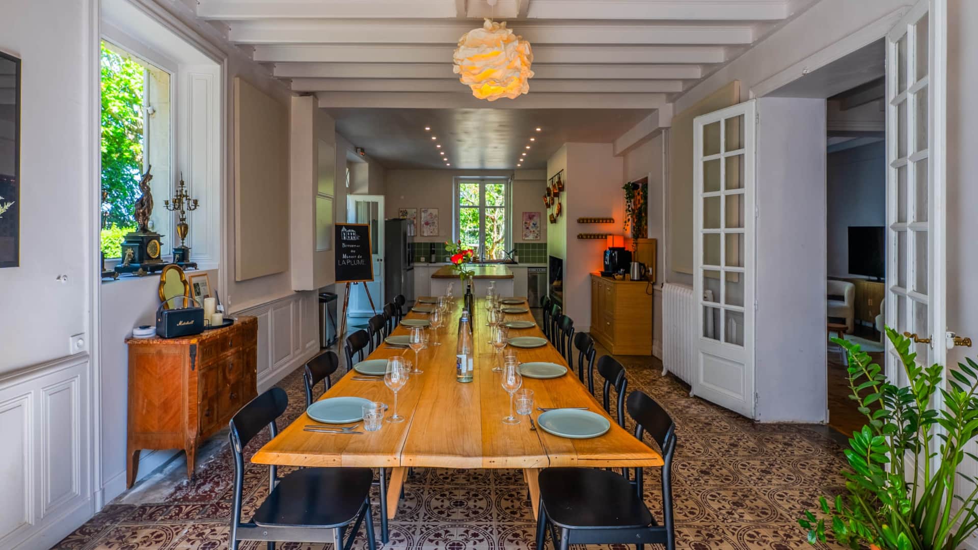 Grande salle à manger conviviale