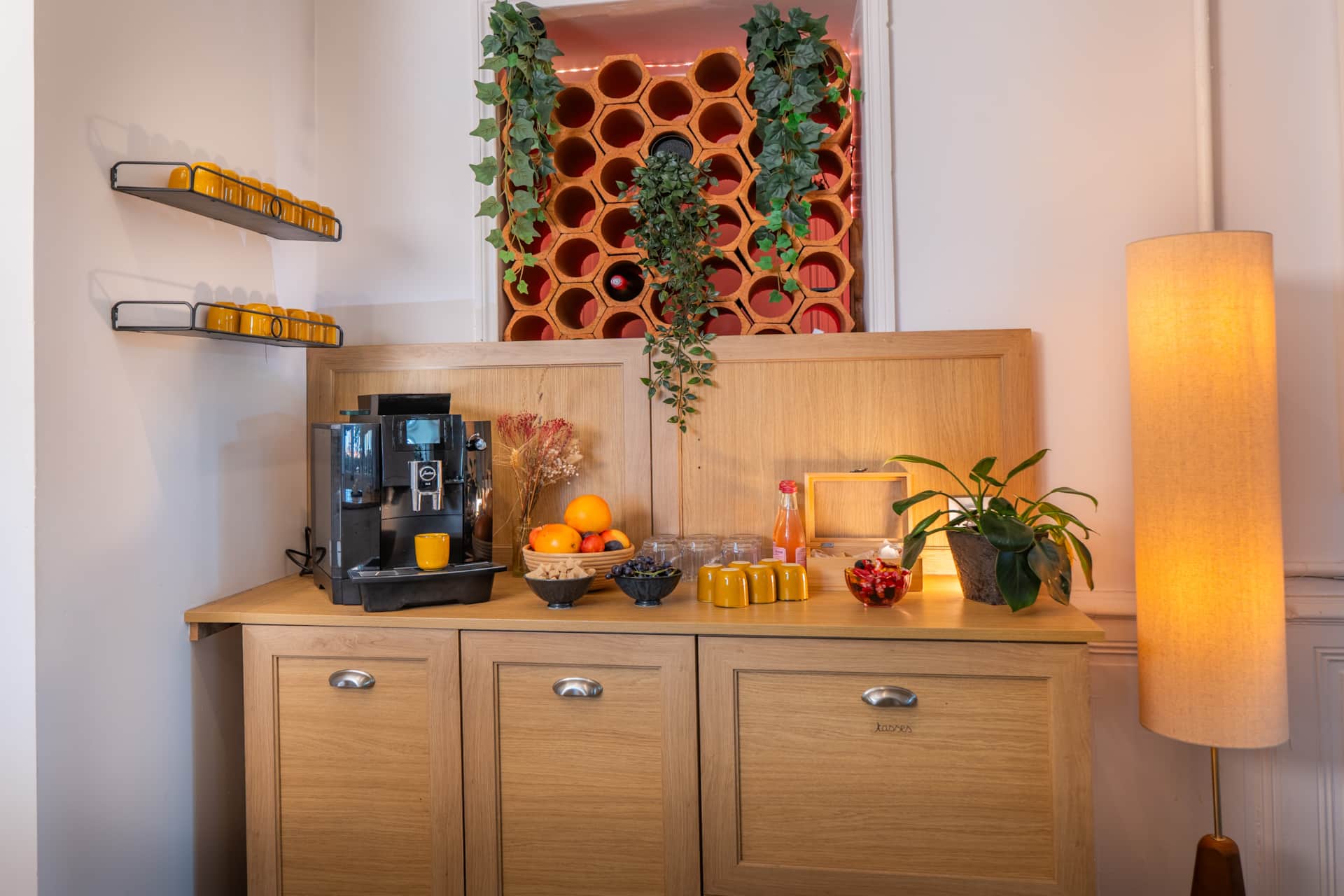 Cuisine ouverte moderne avec grand îlot en châtaignier massif