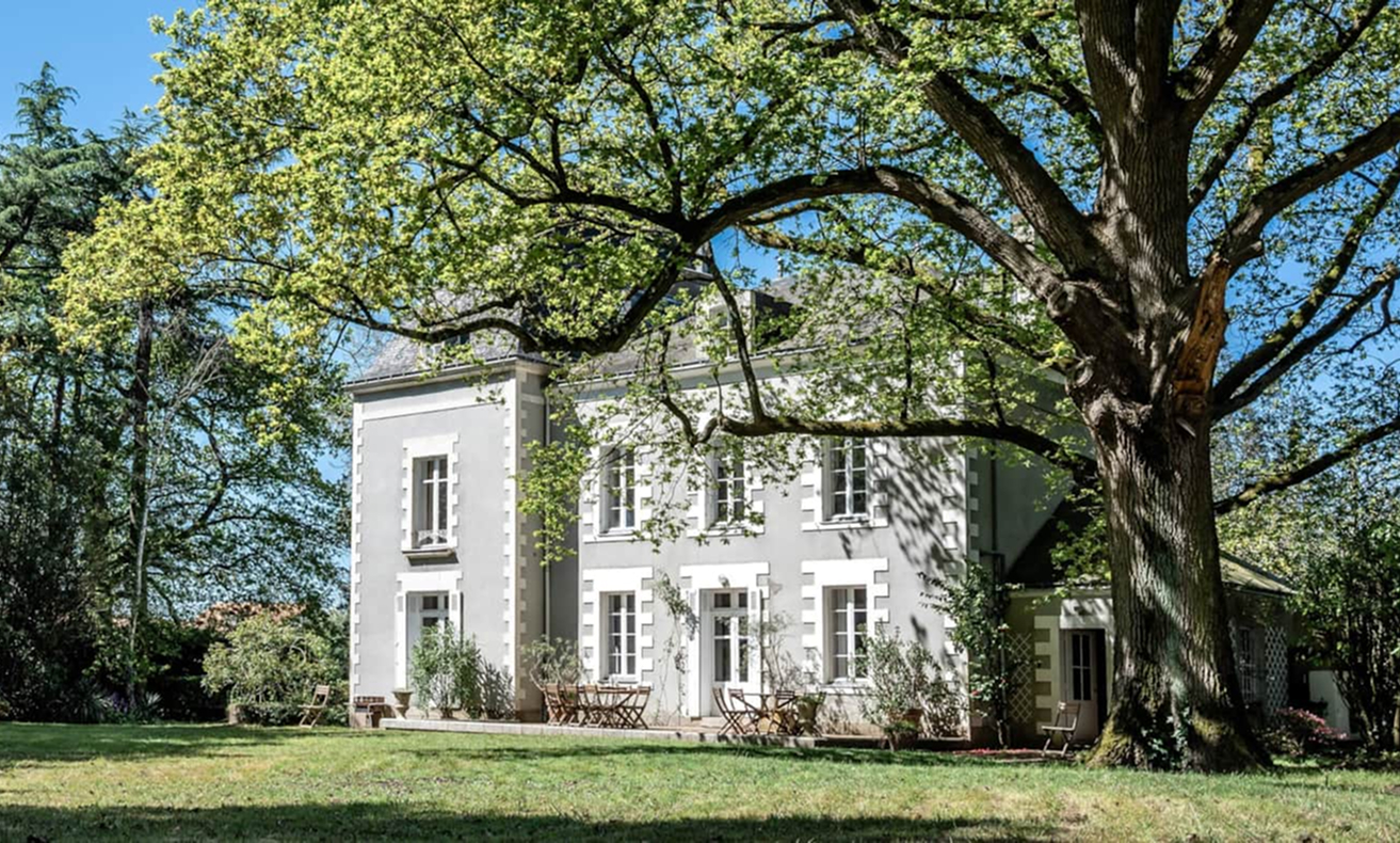 Vue du parc et des jardins depuis la terrasse du manoir