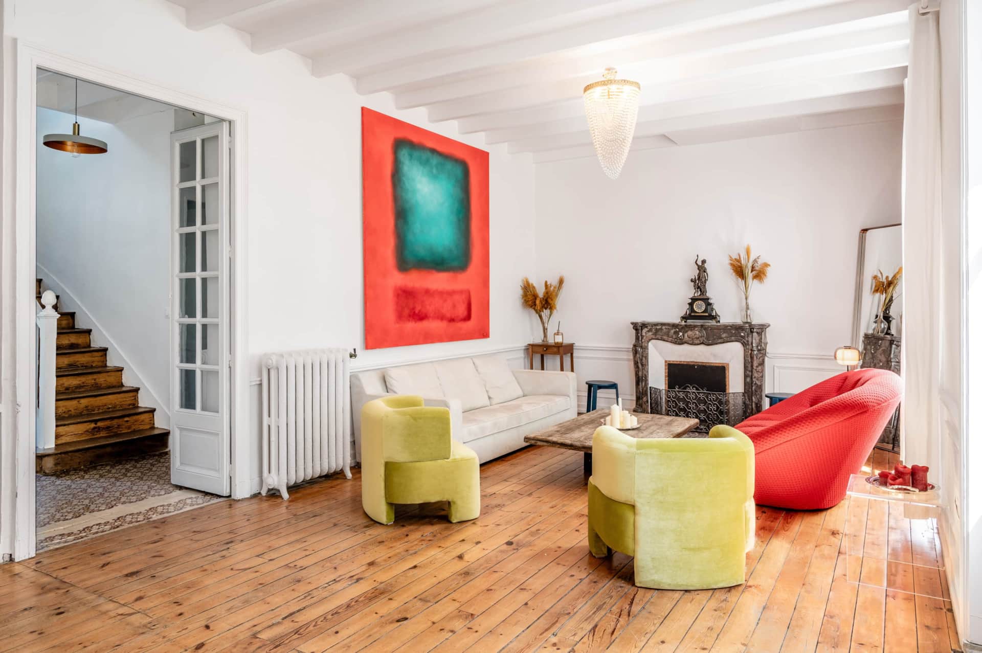 Grand salon lumineux du manoir